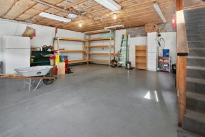 Professional 6-layer chip system garage floor coating in Kansas City by Peak Concrete Coating.